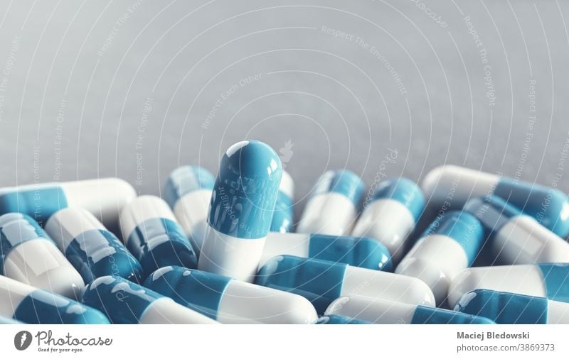 Nahaufnahme von blauen und weißen Kapseln. Medikament Medizin Gift Sucht Gefahr Tablette Behandlung medizinisch Apotheke Gesundheit Therapie Wissenschaft