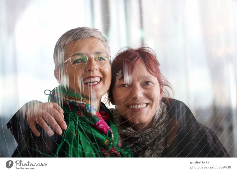 Porträt zweier schöner, lachender Frauen, Freundinnen, 50 plus, glücklich Freundschaft Fröhlichkeit Zusammensein Glück Erwachsene Außenaufnahme Vorderansicht