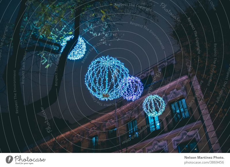 Lichterketten mit Weihnachtslampen, die zur Dekoration auf der Straße hängen. Weihnachten Feiertag Weihnachten & Advent Dekoration & Verzierung Dezember