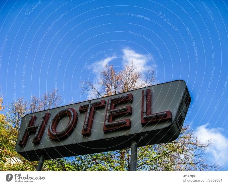 HOTEL Hotel Schriftzeichen Leuchtreklame Buchstaben Himmel Wolken Tourismus Unterkunft Hinweisschild Typographie Schilder & Markierungen Hotelbranche Baum