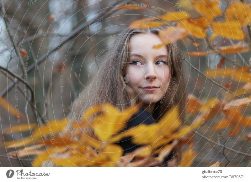 Porträt eines Teenager Mädchens im Herbstwald teenager 15-20 Jahre alt November herbstlich Blätter Pubertät Gefühle langhaarig Jugendliche Leben