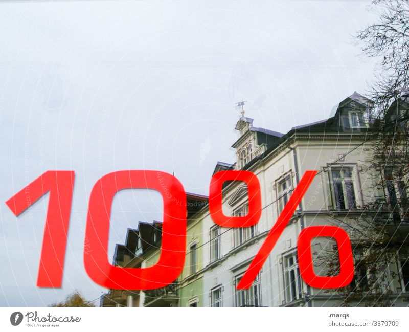 10% auf Immobilien Immobilienmarkt Reflexion & Spiegelung Himmel Prozentzeichen Schriftzeichen teuerung Preis Wohnungssuche wohnungsmarkt Haus Gebäude
