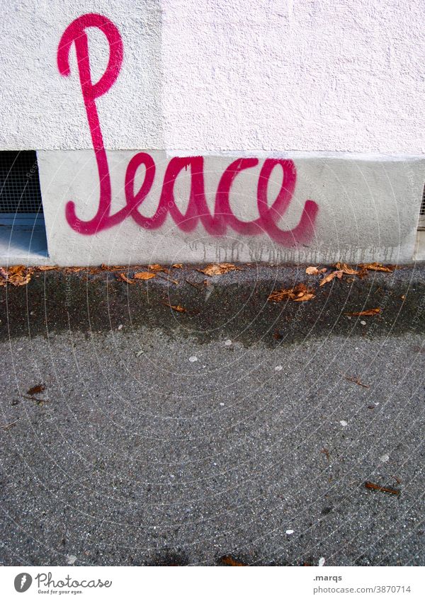 Peace Schriftzeichen Frieden Graffiti Wand weiß rosa Kommunizieren Zufriedenheit Versöhnung Typographie Hoffnung Krieg Toleranz