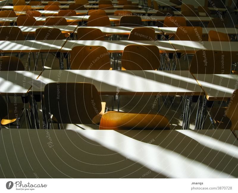 Klassenzimmer klassenzimmer Schule lernen Bildung Tisch Stuhl Schatten Klassenraum leer Lernen