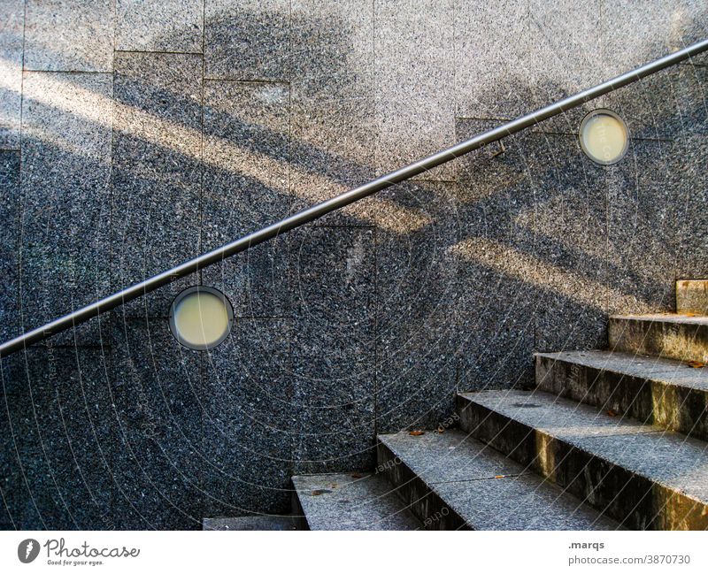Treppe mit Schatten und Spiegelung Treppengeländer Licht Reflexion & Spiegelung Wand grau Aufstieg Hochhaus Gebäude Architektur Stadt