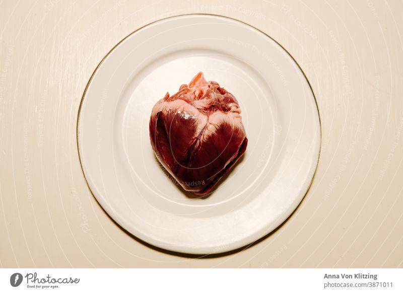 Herz Innereien Organ rot herzform Tier Teller weiß kontrast sehnen roh Fleisch Metzgerei Jäger Blut Herz-/Kreislauf-System schlagen