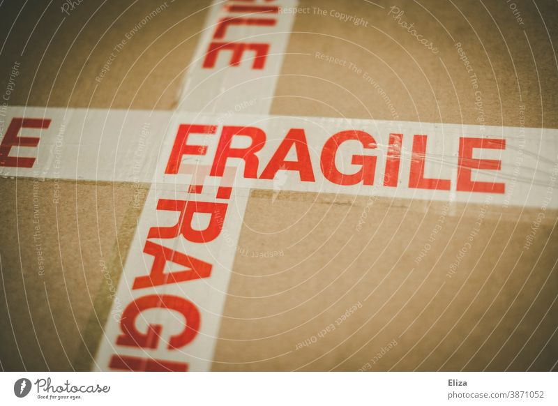 Ein Paket mit der Aufschrift Fragile - zerbrechlich. Zerbrechlich Post vorsicht Verpackung Versand Warnung kostbar fragil Online shopping Versandhandel