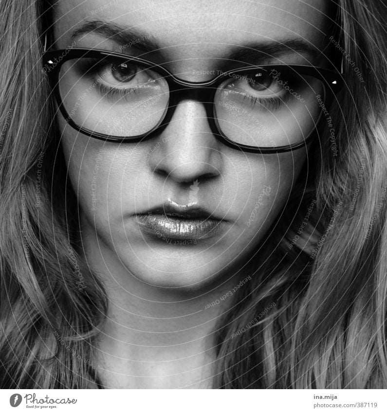 Frau mit Brille schön Haut Gesicht feminin Junge Frau Jugendliche Erwachsene 1 Mensch 18-30 Jahre Accessoire Schmuck langhaarig Blick Brillenträger Sehschwäche