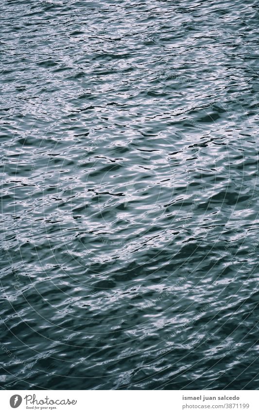 Wellen auf dem Meer Wasser MEER Reflexion & Spiegelung Licht hell liquide blau abstrakt texturiert Hintergrund Muster Rippeln winken übersichtlich Oberfläche