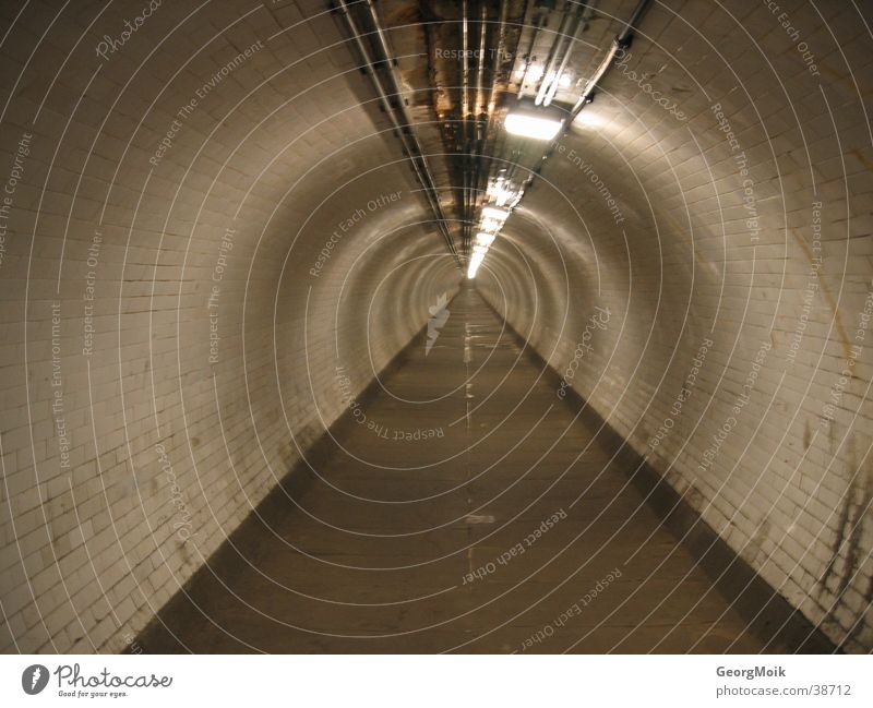Der Weg ins Ungewisse Tunnel lang braun Themse Bürgersteig rund Eisenrohr