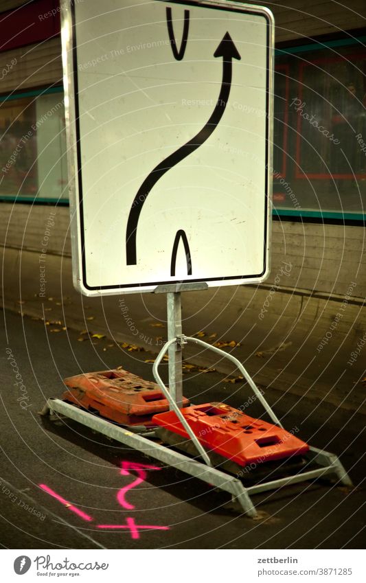 Original und Fälschung abbiegen abend asphalt berlin bewegung fahrbahnmarkierung hinweis kurve linie links menschenleer navi navigation orientierung pfeil