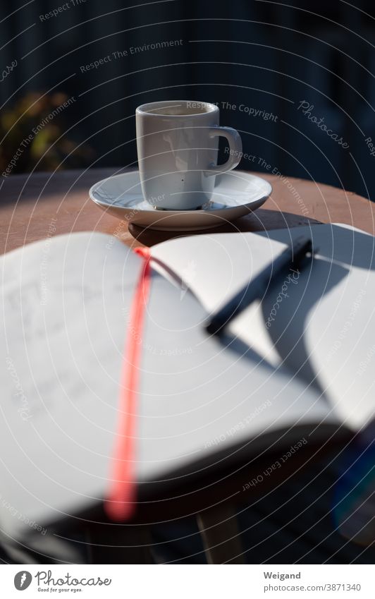 Espressotasse in der Pause Kaffeetrinken Tasse Sonne Notizen NOtizbuch Muse Zeit Ruhe Ideen
