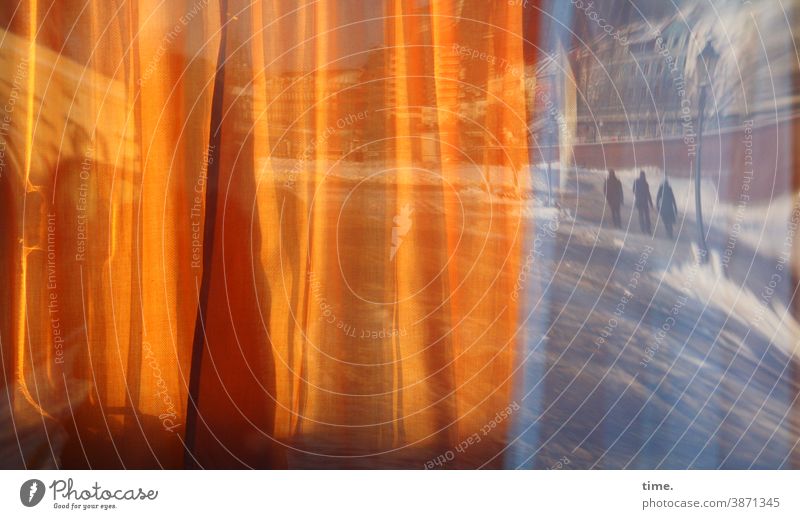 Farbkombination | Sommer im Winter orange grau schnee spiegelung fenster caravan vorhang winter verzeichnet architektur faltenwurf verwaschen