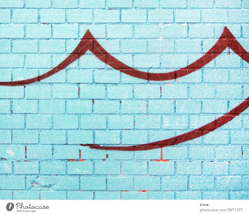 Kunst am Bau | Welle machen mauer wand backstein türkis blau wellenform rot zeichnung grafitti farbe stilisiert trashig spitzen schwung schwungvoll rätsel