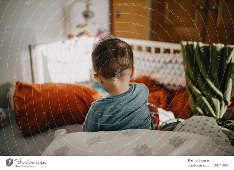 Rückansicht Kind auf dem Bett 0-09 Jahre Lifestyle zu Hause authentisch fürsorglich lässig Kaukasier Farbe Tag Familie eine Person Schlafzimmer Zusammensein