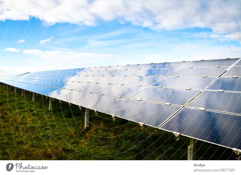 Solarpark , Photovoltaik, Himmel spiegelt sich in einem Feld von Photovoltaik - Modulen regenerative Energie Photovoltaikmodule Energiewirtschaft Sonnenenergie