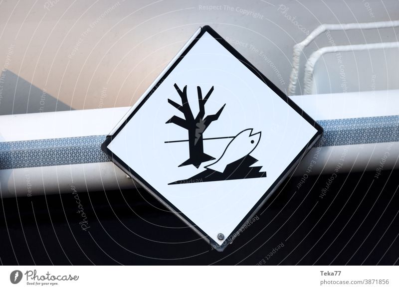 ein Gefahrensymbol auf einem Tankwagen Vorsicht Giftzeichen Gefahr Giftzeichen giftig toxischer Brennstoff Lebensgefahr Zeichen Tankwagen-Zeichen Gaswagen