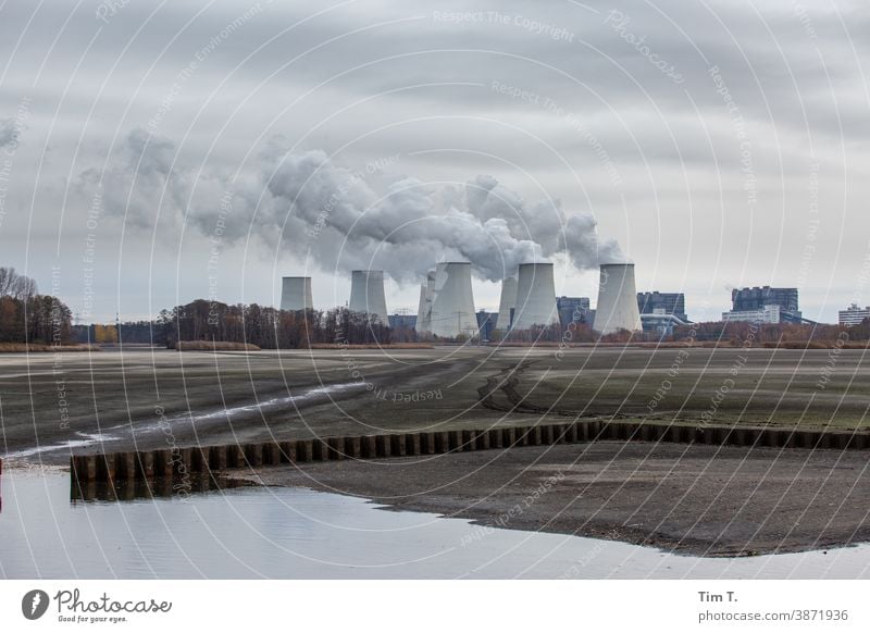 das Kraftwerk Jänschwalde bei diesigen Wetter Industrie climate Klima Umweltschutz Lausitz Brandenburg Energiewirtschaft Farbfoto Klimawandel Außenaufnahme
