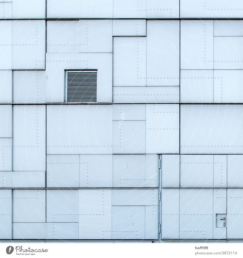 moderne Fassade Fassadenverkleidung Muster Metall Architektur Symmetrie abstrakt Gebäude Fenster Design Linie urban architektonisch Urbanisierung minimalistisch
