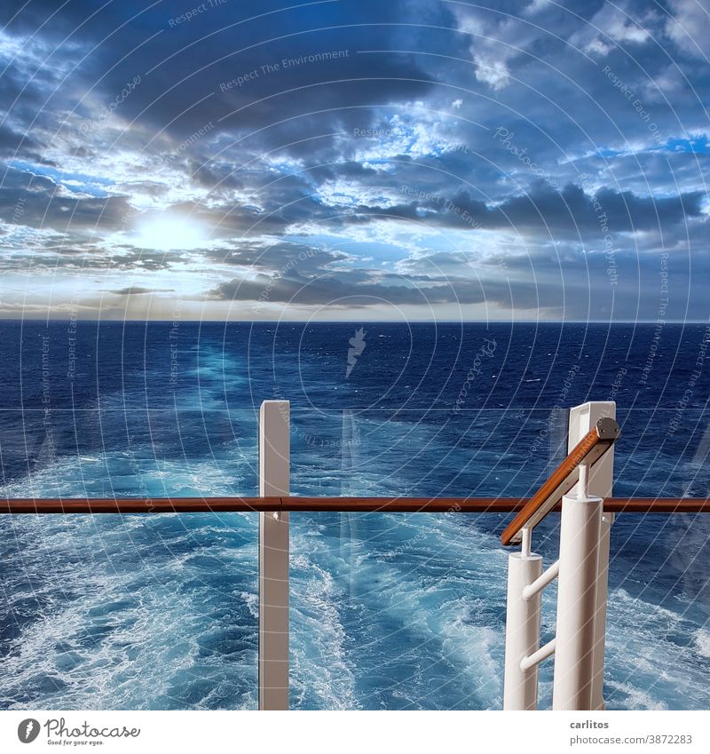 Heckwelle | nur wer irgendwo wegfährt, kann woanders ankommen Atlantik Ozean Meer Wasser blau Wellen Schiff Brüstung Geländer Glas Schaum Schaumkrone Himmel