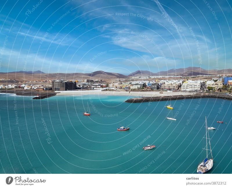 Fuerteventura | Boote im Hafen, keine Kanar(i)envögel in Sicht Kanaren Schiffe Segelboote Yachten Wasser Meer Himmel Küste blau Strand Ferien & Urlaub & Reisen