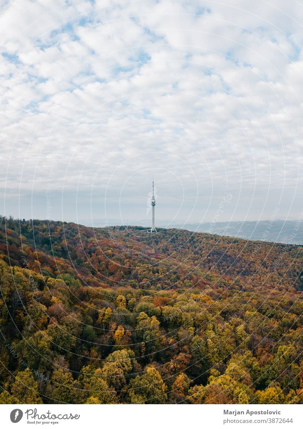 Blick auf den Avala-Turm im Herbst Antenne Architektur avala schön Belgrad blau Ausstrahlung Rundfunksendung Gebäude Wolken Mitteilung Konstruktion Umwelt