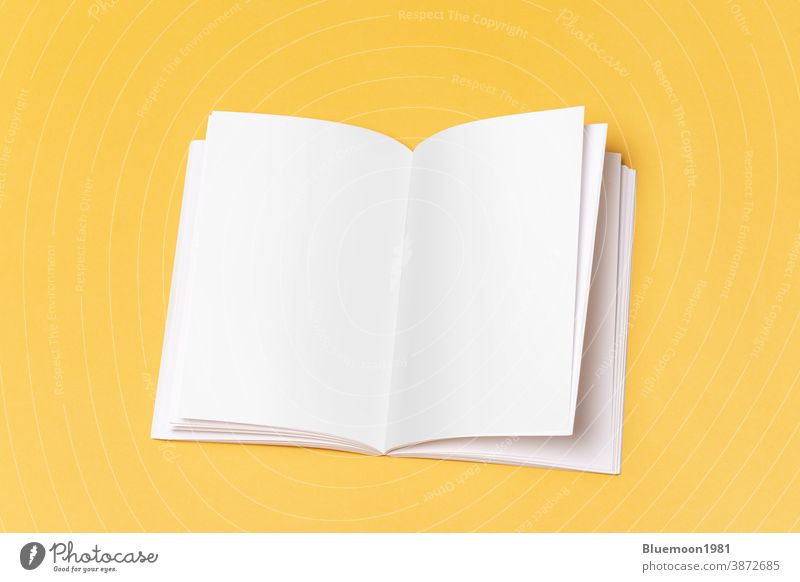 Geöffneter Buch-Katalog mit leeren Seiten auf gelbem Hintergrund Attrappe editierbar Wandel & Veränderung katalogisieren blanko Prospekt Marke Papier