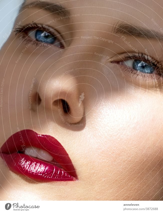 Beauty Gesicht Nahaufnahme, roter Lippenstift Make-up-Look und perfekte Haut, schönes Model Frau 30s Erwachsener attraktiv Schönheit blau Marke brünett Kampagne