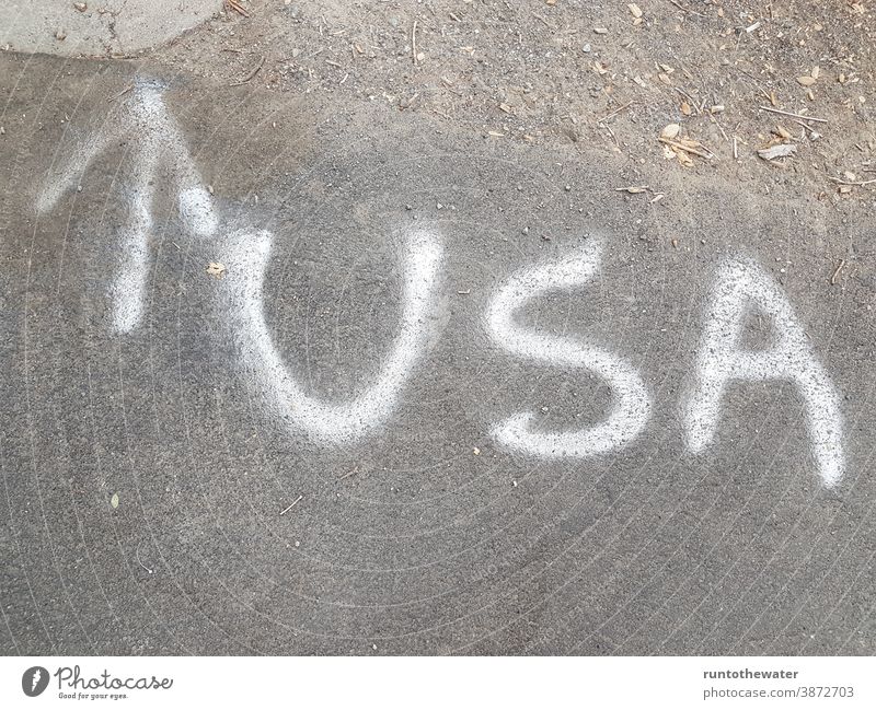 USA Buchstaben auf der Straße Pfeil Hinweis Richtung richtungweisend Norden Vereinigte Staaten vereinigte staaten von amerika Amerika Amerikanisch urban reisen