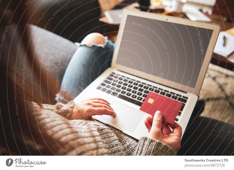 Weiblicher Online-Einkauf am Laptop kaufen online Zahlung Postkarte Internet Drahtlos Technik & Technologie Kauf Business Notebook Banking Frau benutzend