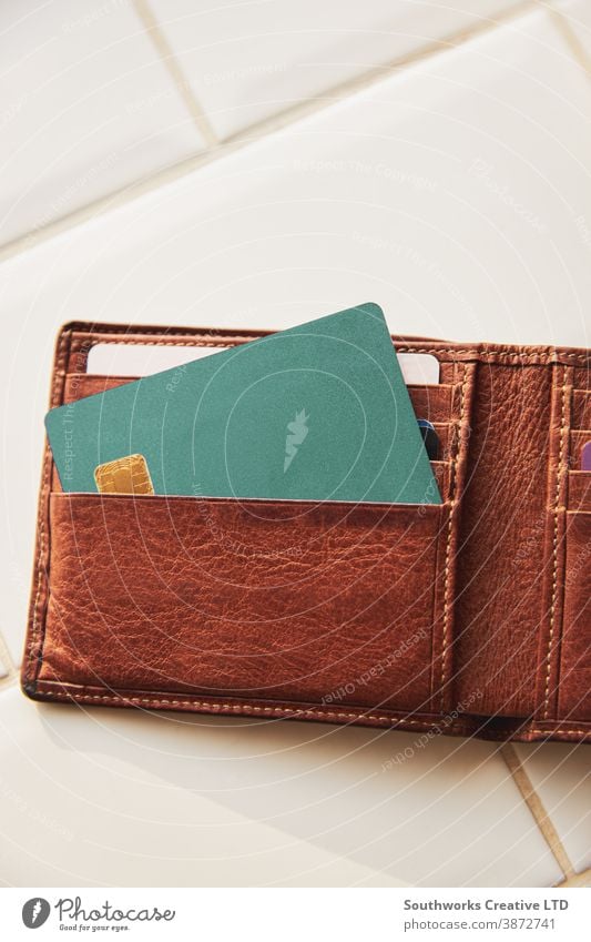 Leere Kreditkarte in der Brieftasche Postkarte Belastung Attrappe Eleganz Accessoire flach Chip blau Hintergrund Leder Business Zahlung Konzept Geldbörse offen