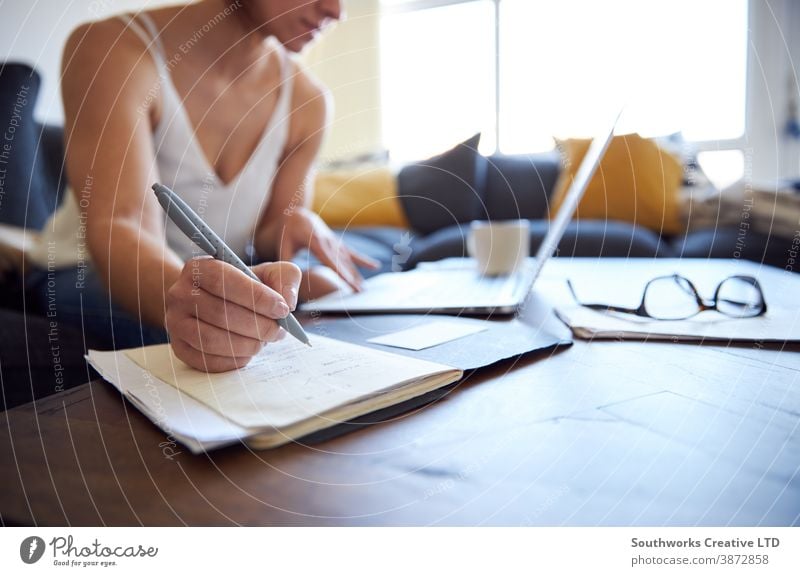 Frau macht sich während der Arbeit Notizen Kaukasier jung anonym Finanzen arbeiten Hinweis Schreibtisch Inspiration Tagebuch Notebook Brief Erinnerungen Frauen