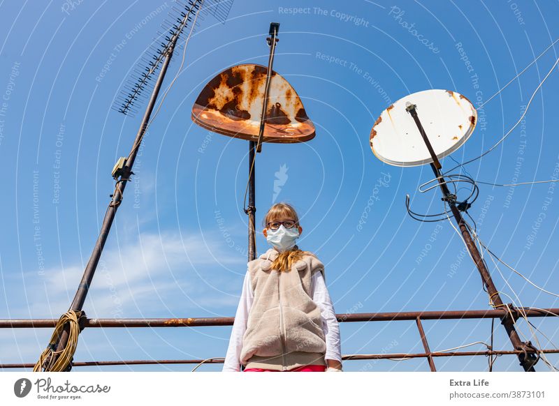 Porträt eines kleinen Mädchens mit medizinischer Maske Antenne Bakterien Ausstrahlung Rundfunksendung Kanal Kind Mitteilung Ansteckung Korona Coronaviridae