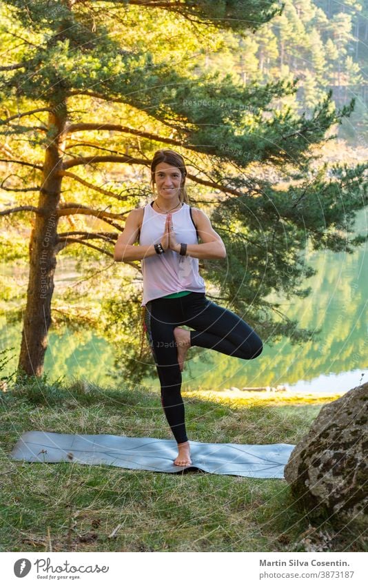 Frau praktiziert Yoga allein im Wald Rückenansicht Outdoor-Aktivität Junge attraktive asiatische Frau praktiziert Yoga, trainiert trainiert trainiert Frauen meditieren bei Sonnenaufgang allein.