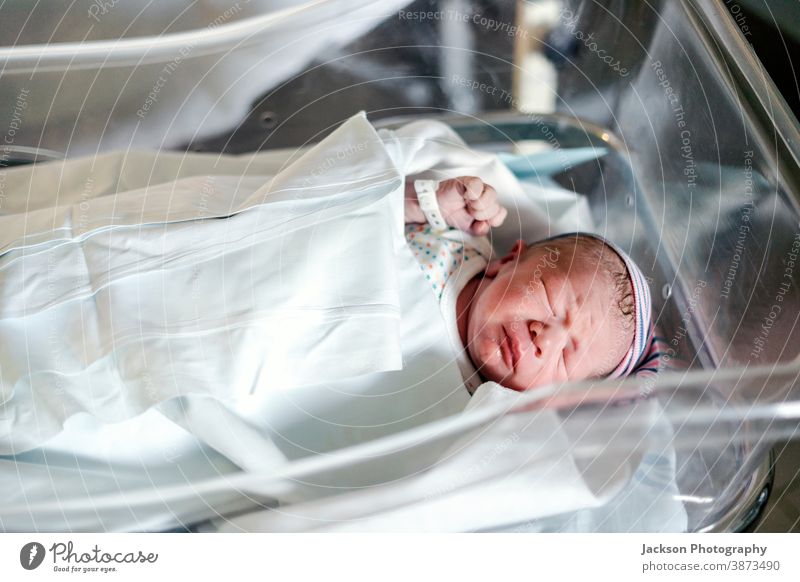 Neugeborenes Baby Junge in kleinem Krankenhausbett Bett Kind neugeboren menschlich Person bezaubernd schlafend schön Geburt Decke Born Pflege Kaukasier Kindheit