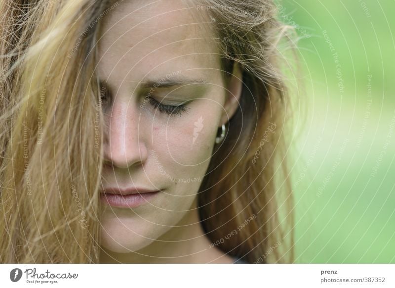 sinnlich Mensch feminin Junge Frau Jugendliche Erwachsene Kopf Haare & Frisuren Gesicht 1 18-30 Jahre braun grün Gefühle schön nachdenklich Farbfoto