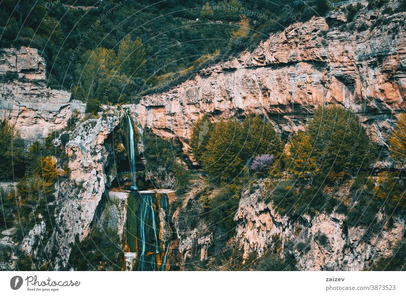 Ansichten eines Wasserfalls, der durch einige Steilwände eines Berges fließt Cingles de Bertí Riscos de Berti sant miquel del fai Landschaft Bäume Hain Natur