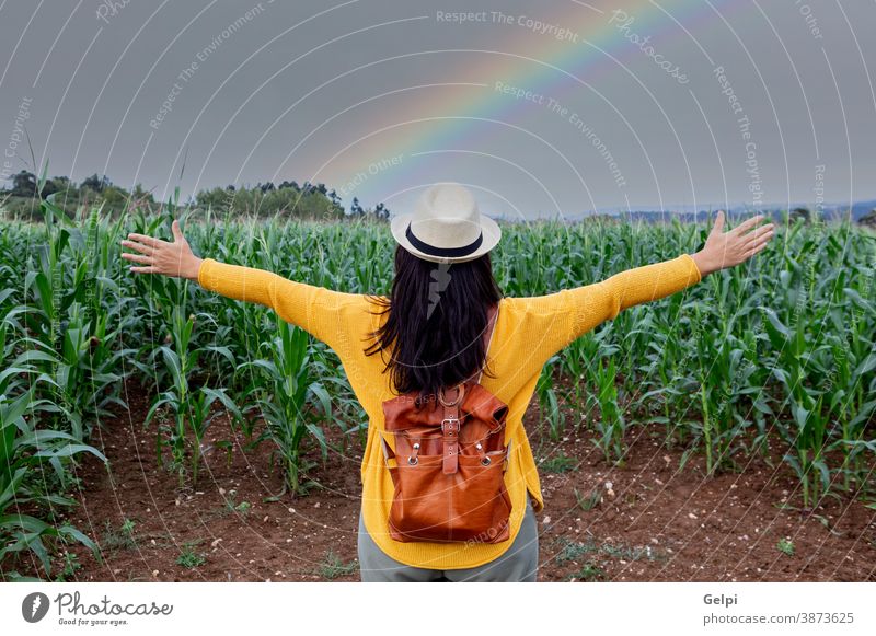 Brünette Frau genießt einen Spaziergang Person Gehhilfe Mais Ernte Lifestyle Wanderung Natur Trekking Regenbogen wandern Sommer jung Mädchen Ausflug schön
