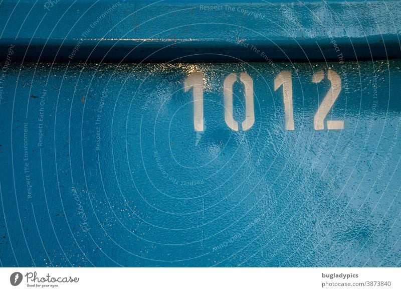 Weiße Zahl 1012 auf blauem Metalluntergrund zahlen Nummer Ziffern & Zahlen Schriftzeichen Schilder & Markierungen Container zählen Zeichen Beschriftung Aufdruck