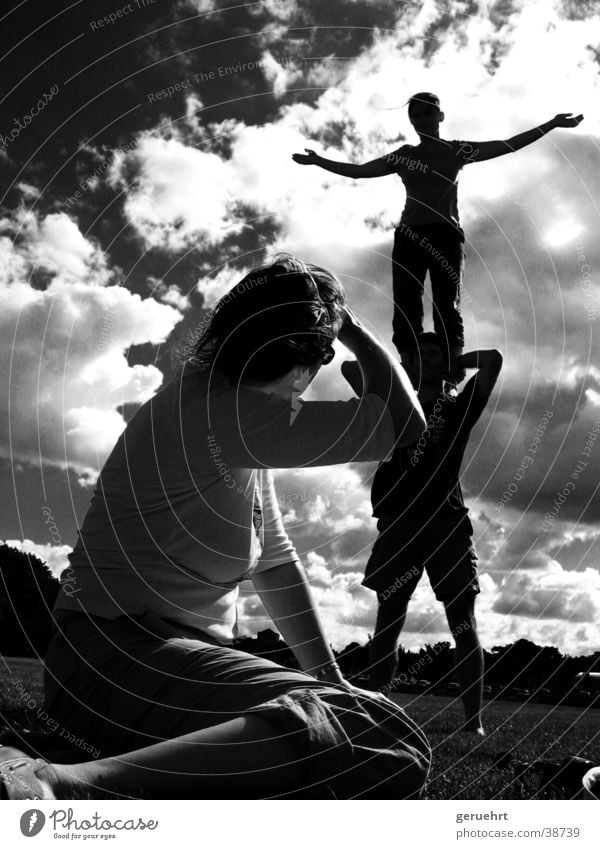 hoch geschultert Wolken Silhouette Schulter aufeinander stehen Turnen Artist Akrobatik ausgestreckt Barfuß blenden Menschengruppe kunststueck artistisch Arme