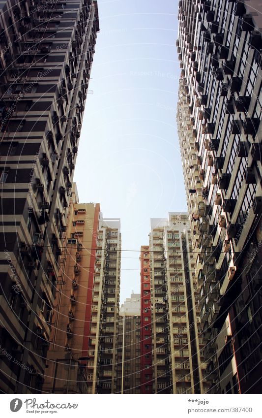 die schluchten von mong kok. Mongkok Kowloon Hongkong China Asien Stadt Skyline überbevölkert Hochhaus Gebäude hoch Platzangst eng Schlucht Straßenschlucht