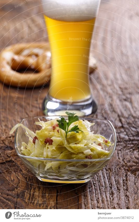 Bayerischer Krautsalat auf dunklem Holz Kohl Bayern bayerisch Bier Brezel gesund traditionell Ernährung Lebensmittel Sauerkraut Küche Weißbier Weizen Gemüse