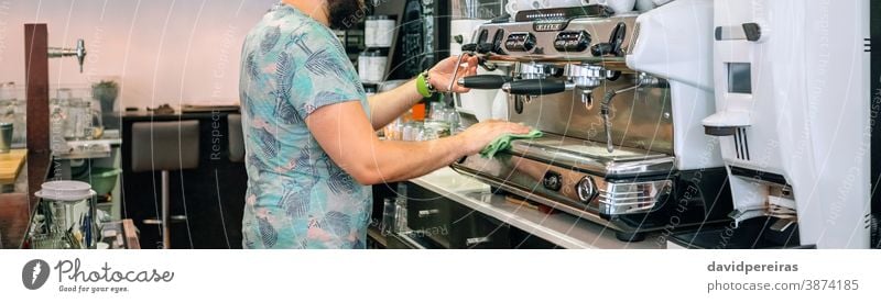 Junger Kellner beim Reinigen der Kaffeemaschine Stoff Morgen Kaffeehaus Café Transparente Netz Kopfball Panorama panoramisch unkenntlich professionell Dienst