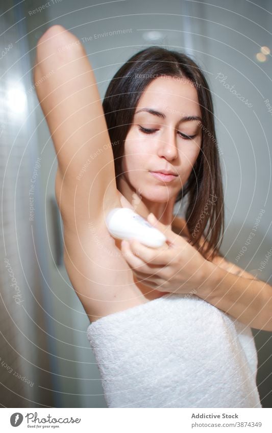 Zärtliche Frau trägt Deo auf Achselhöhle auf Deodorant Antitranspirant bewerben Hygiene Hautpflege Körperpflege Handtuch Bad Sauberkeit Pflege Gesundheit frisch