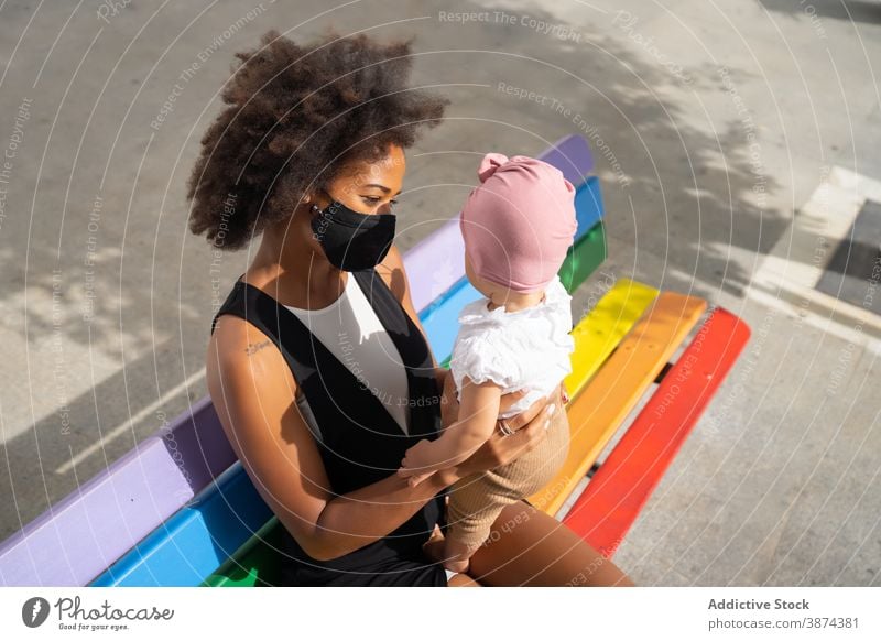 Schwarze Frau mit süßem Baby auf der Straße Mutter Großstadt schlendern Bank Zusammensein Coronavirus neue Normale Sommer niedlich ethnisch schwarz