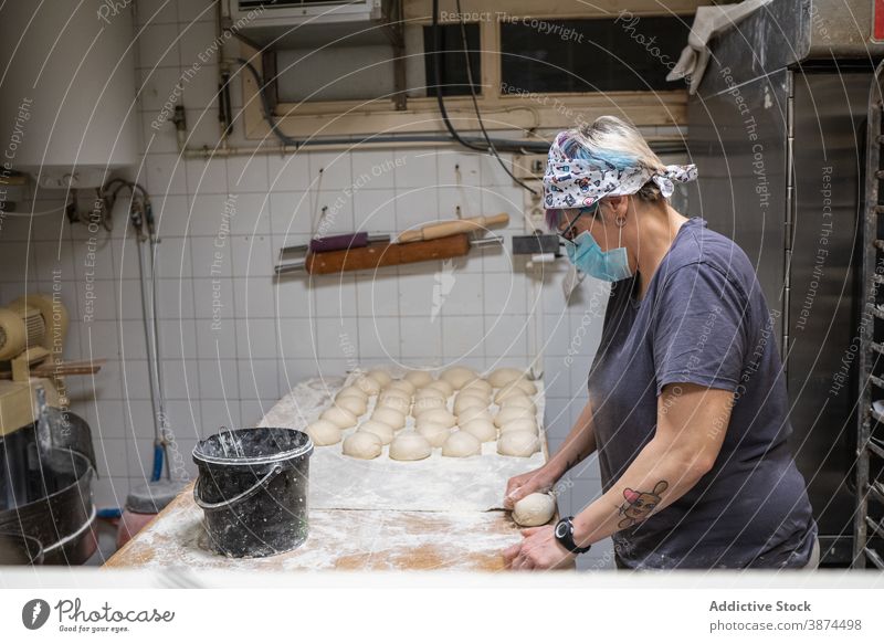 Frau formt Teig in Brötchen in der Bäckerei Form Teigwaren roh rund Mundschutz neue Normale Coronavirus Formular Gebäck Rezept Küche Bestandteil Mehl