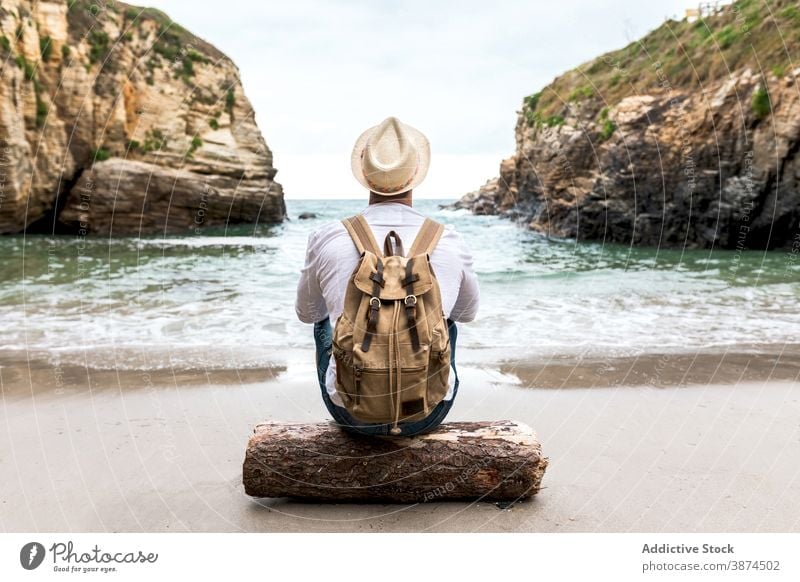 Reisender mit Rucksack rastet am Meeresufer MEER Küste Mann Backpacker Strand Felsen Ufer sich[Akk] entspannen reisen männlich Natur Abenteuer ruhen Tourismus