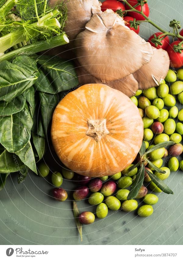Grüner Hintergrund mit rohem Bio-Gemüse, Obst frisch Lebensmittel organisch hässlich Herbst grün Veganer rustikal Frucht Ernte Gesundheit Tisch Markt sortiert