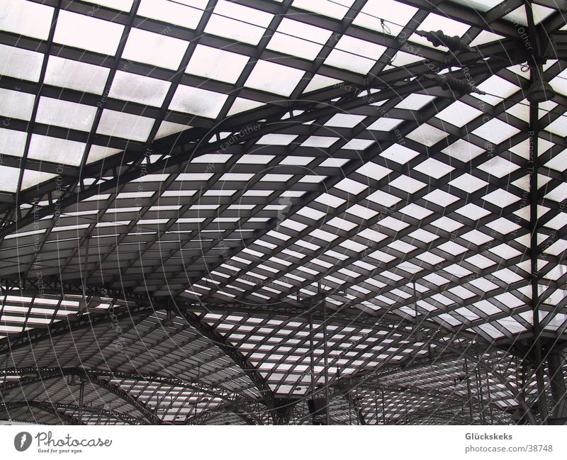 Bahnhofsausblick Dach Architektur Kontraste. Perspektive Glas Metall