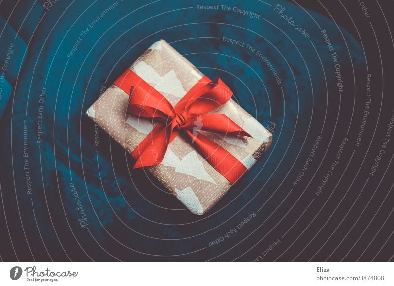Weihnachtsgeschenk auf blauem Hintergrund Weihnachten rot weihnachtlich schenken Bescherung Weihnachten & Advent Schleife Geschenk edel